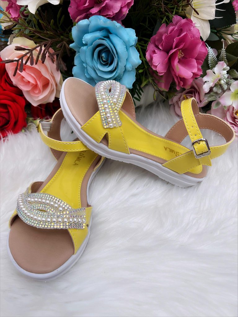Sandália Infantil Com Pérolas e Strass Rasteira Amarelo